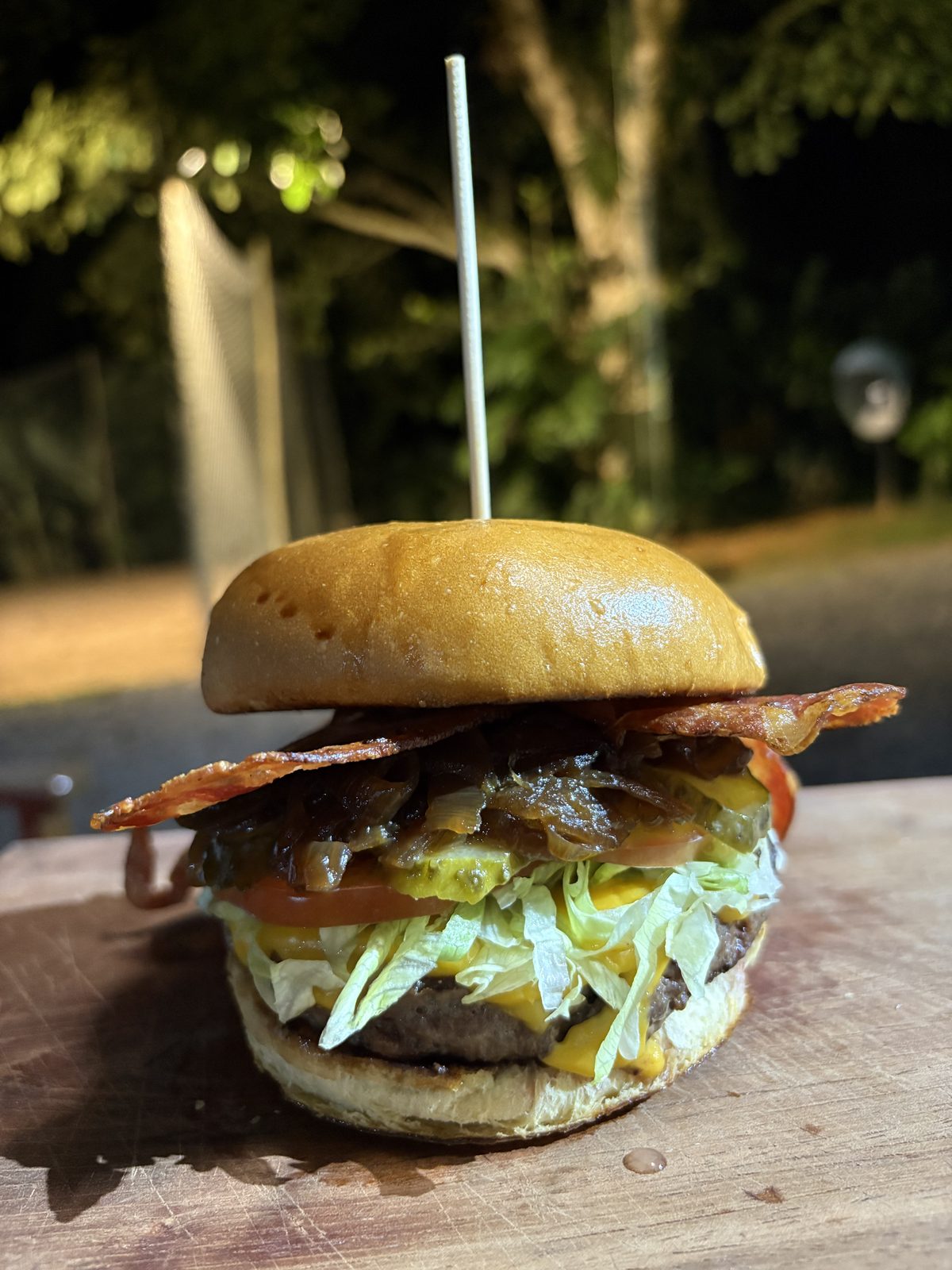 Hambúrguer artesanal Renascer Burguer com bacon e cebola caramelizada