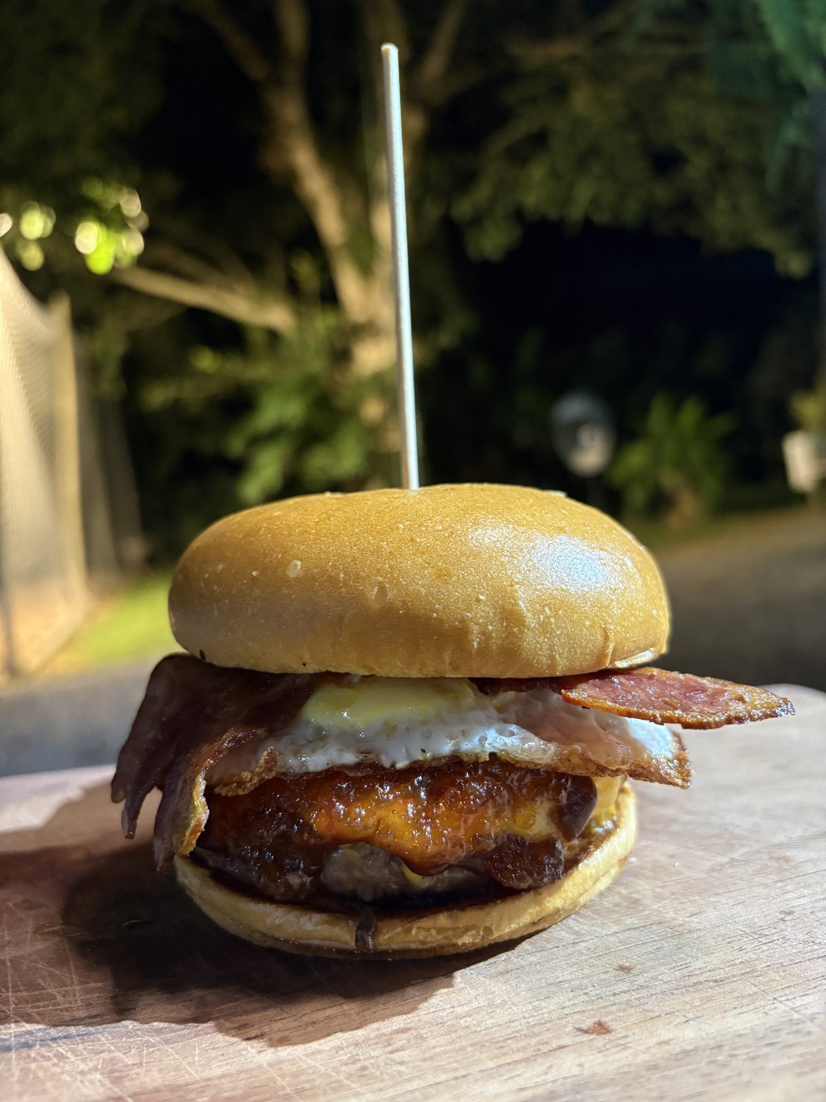 Renascer BBQ com bacon, ovo e molho barbecue